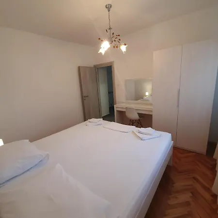 Anja Lux, Split