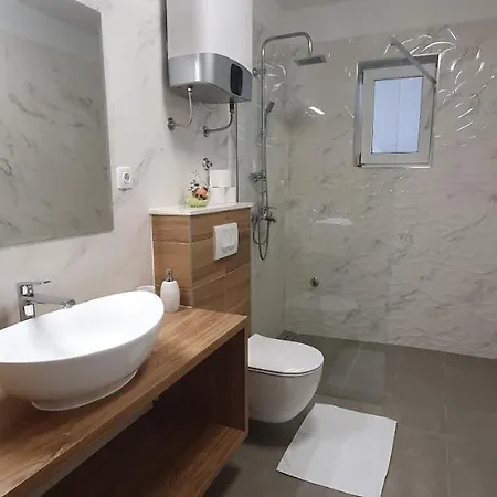 Anja Lux, * سبليت