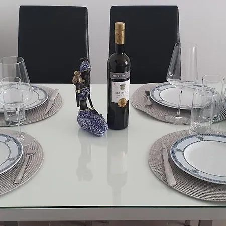 Anja Lux, * سبليت