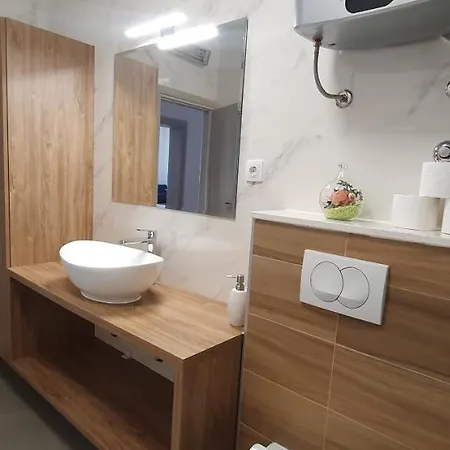 Anja Lux, Apartment