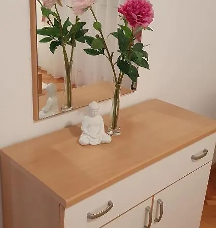 Anja Lux, شقة سبليت