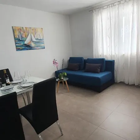 Anja Lux, Apartment Split