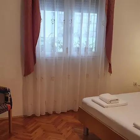 Anja Lux, Appartement