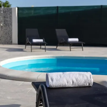 Anja Lux, * سبليت