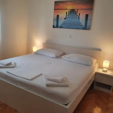 Anja Lux, سبليت